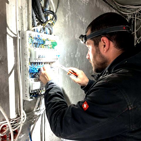 Électricien Hservices75 réalisant la mise aux normes d'un tableau électrique à Paris