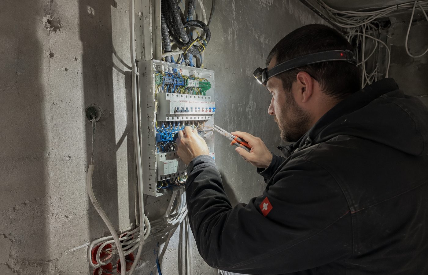 Électricien Hservices75 réalisant la mise aux normes d'un tableau électrique à Paris